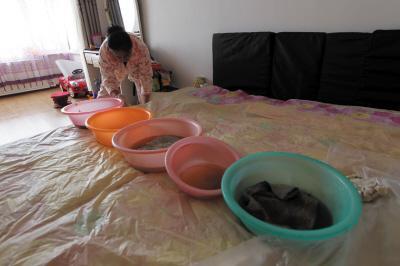 凌源楼上漏水，住户失联，小区没物管，业主维权难！律师来支招……